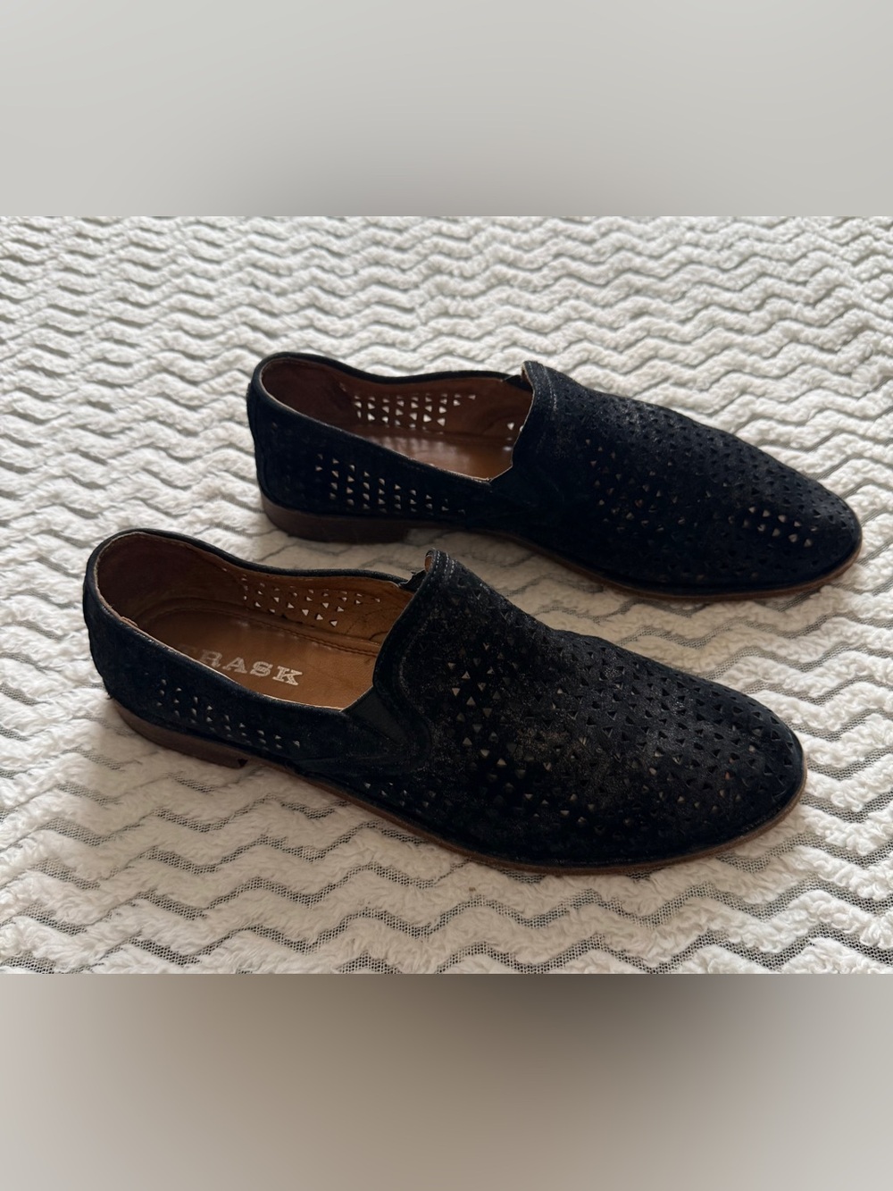 Trask Ali Perforated Black Metallic Suede Comfort Quiet Luxury Flat Shoes Sz 8M